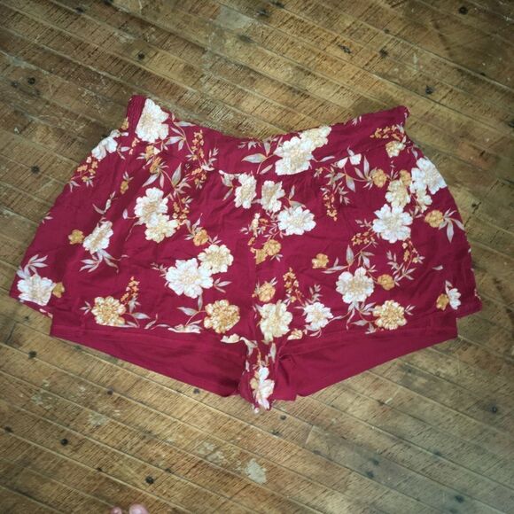 Torrid 3 red floral lightweight lined shorts - Picture 3 of 4
